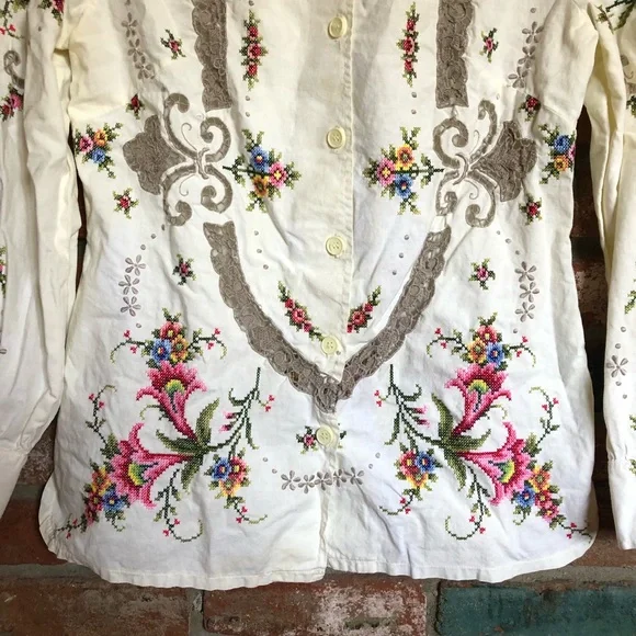SOLD Vintage Boho Cottagecore Hippie Floral Embroidered Eyelet Button Down - Picture 5 of 10